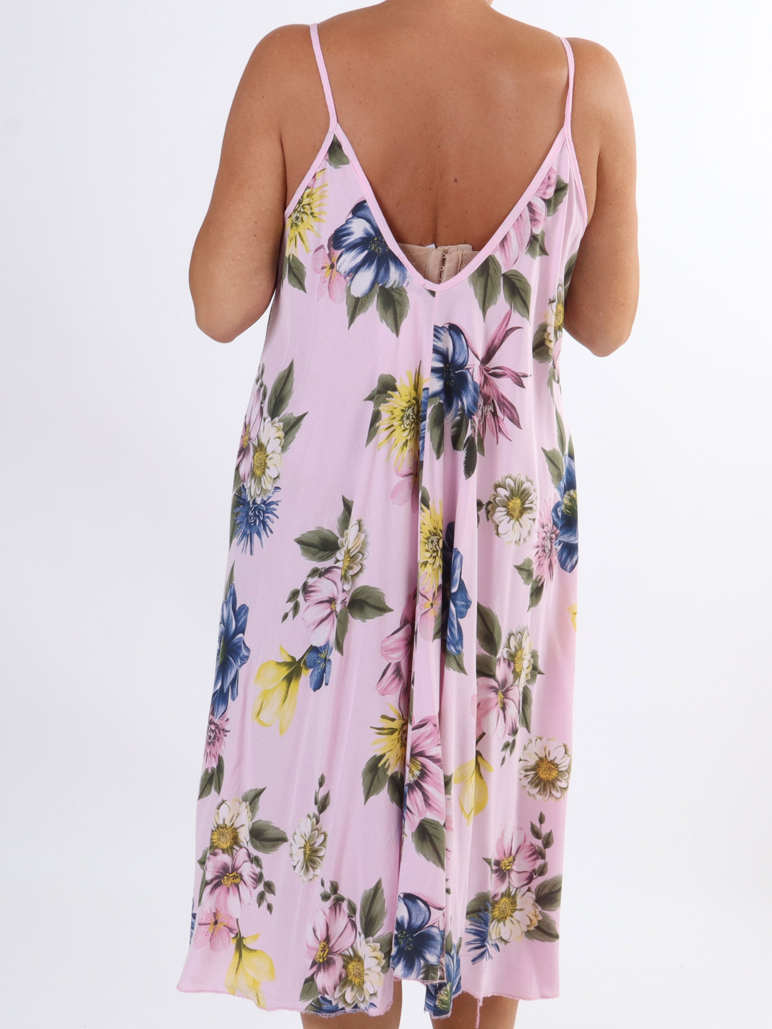 Maddie Flower - Sød plus size stropkjole med blomstermotiver